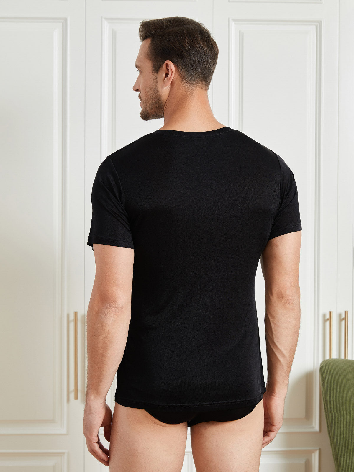 SilkSilky-ES Tejido de seda Manga corta Cuello en V Camiseta de hombre Negro 002