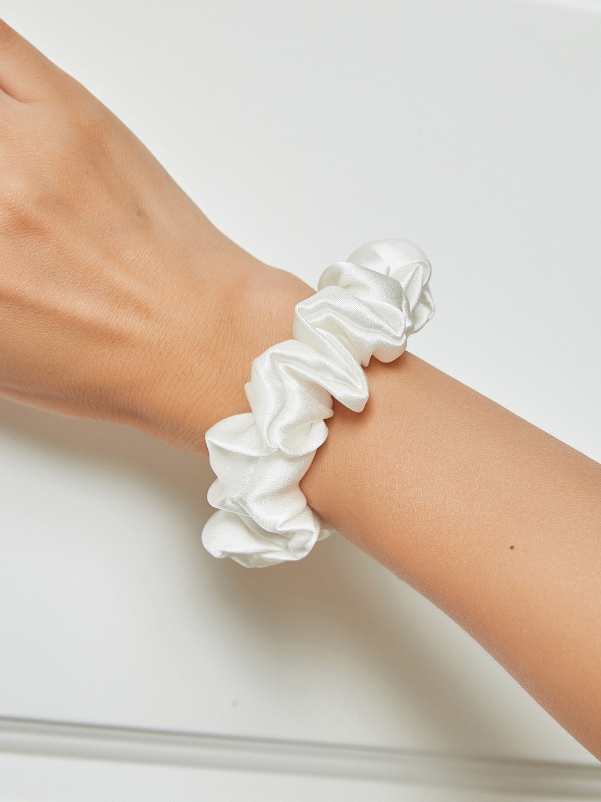 [Blanco] SilkSilky-ES 19Momme Seda Pura Scrunchie 001