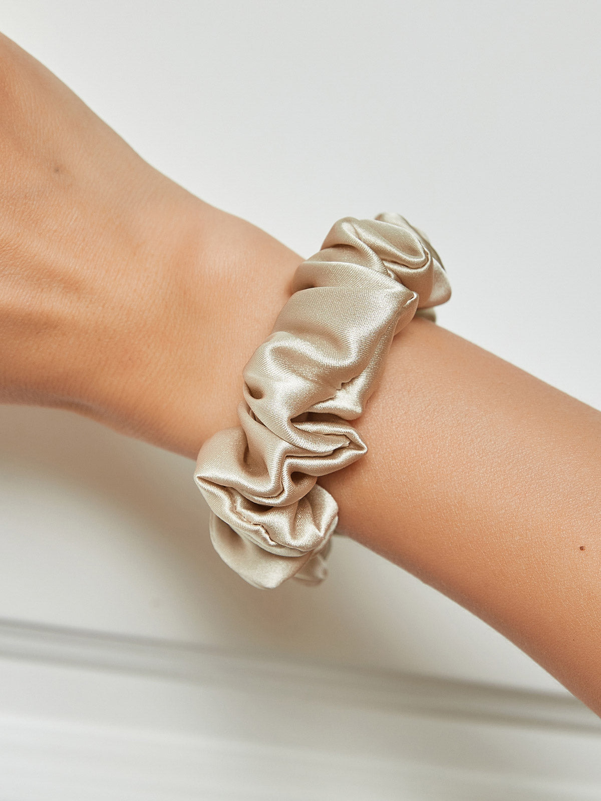 [Beige] SilkSilky-ES 19Momme Seda Pura Scrunchie 001