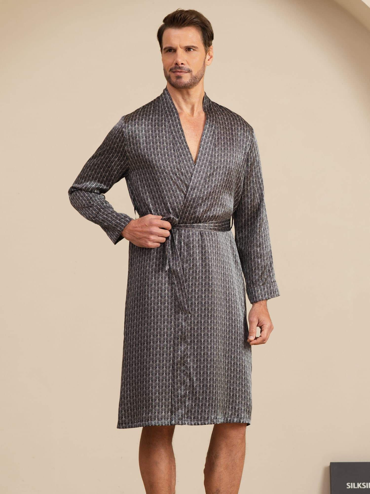 [Ginkgo Negro] SilkSilky-ES Long Sleeve V Neck Bata de hombre 001