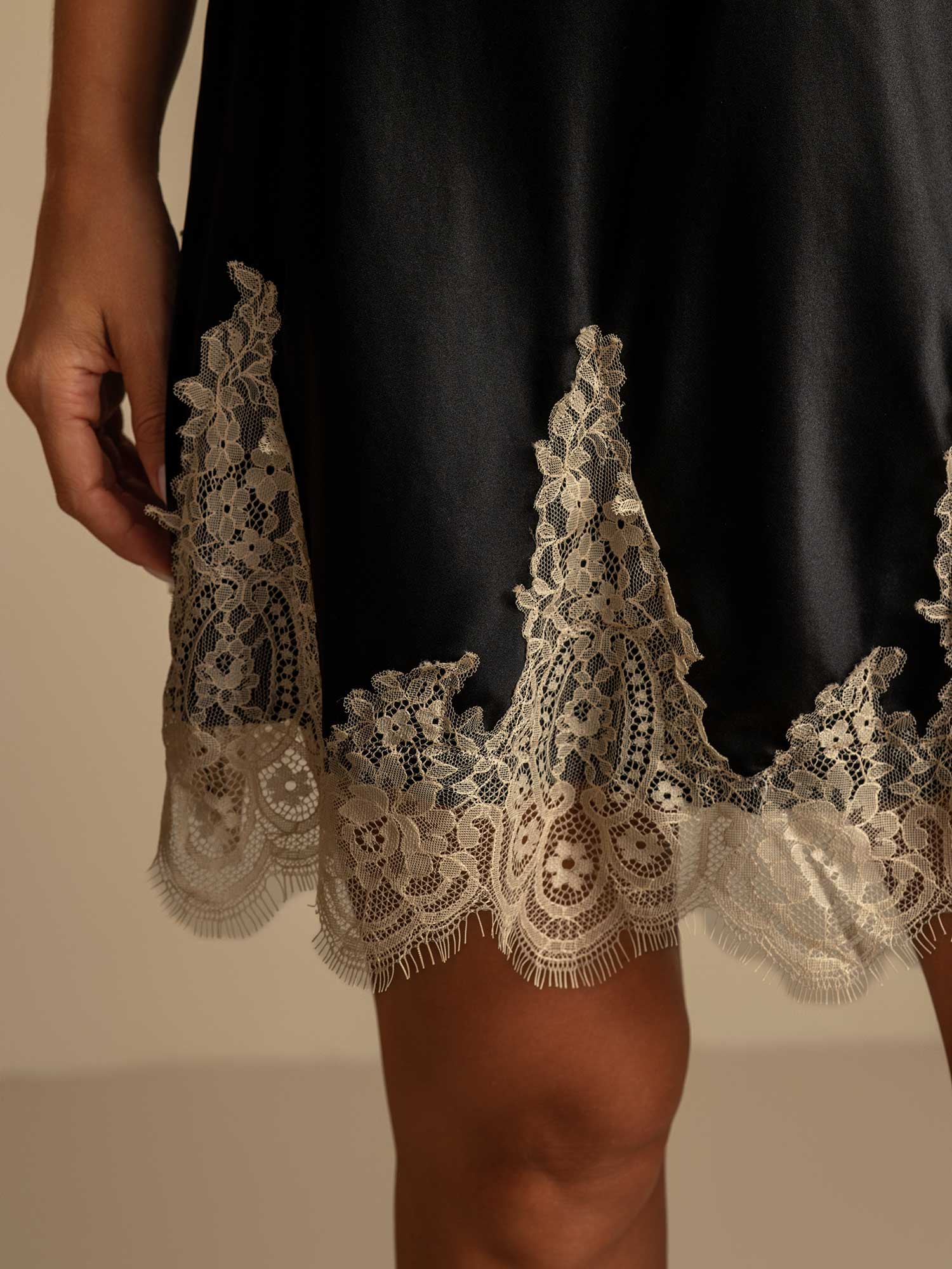 [Negro+Beige] SilkSilky-ES Seda Pura Cuello en V Camisón 005,