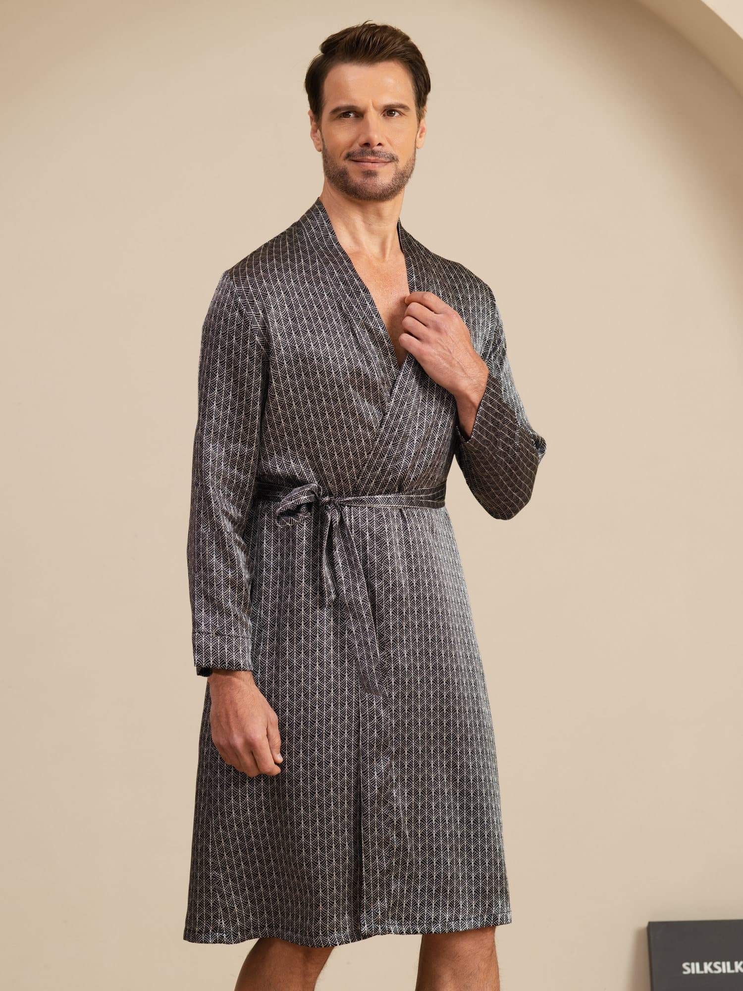 [Ginkgo Negro] SilkSilky-ES Long Sleeve V Neck Bata de hombre 002