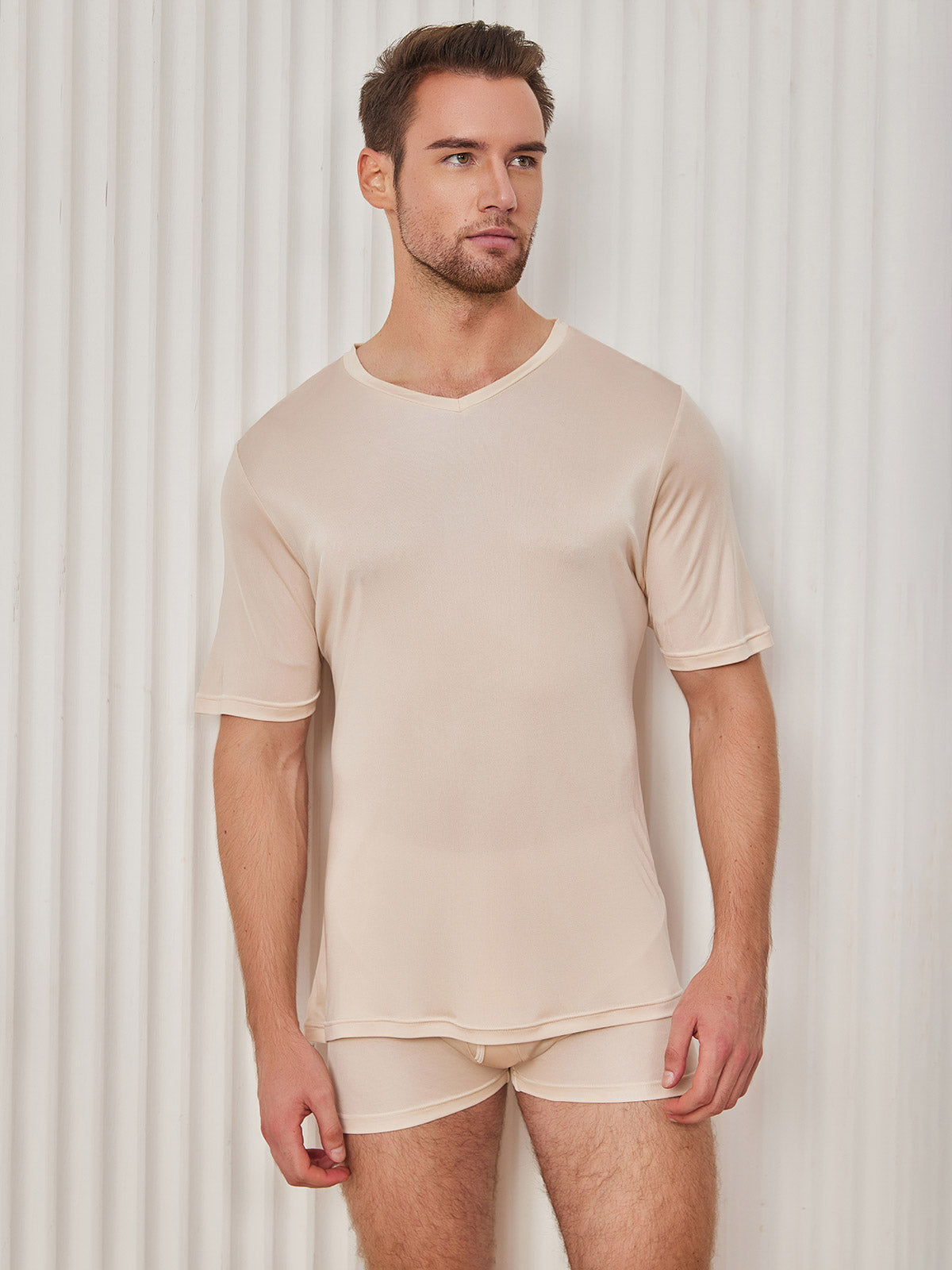 SilkSilky-ES Tejido de seda Manga corta Cuello en V Camiseta de hombre Beige 004