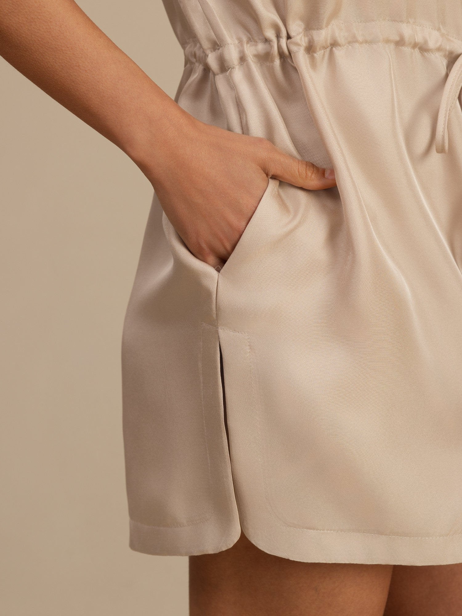 [Marrón Claro] SilkSilky-ES 18Momme Manga Casquillo Cuello Henley Vestido 005