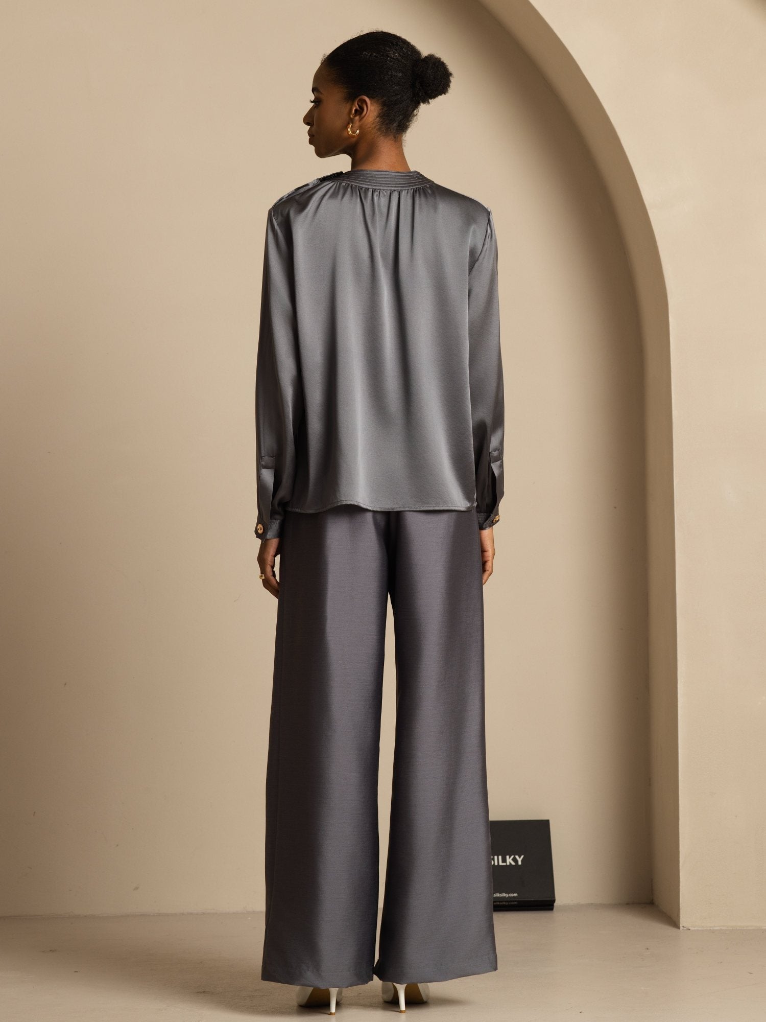 [GrisOscuro] SilkSilky-ES 19Momme Seda Manga larga Cuello Redondo Blusa 002