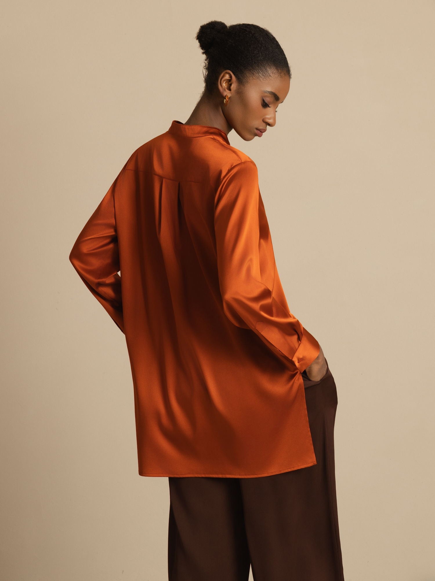 [Caramelo] SilkSilky-ES 19Momme Seda Manga larga Cuello Alto Blusa 002