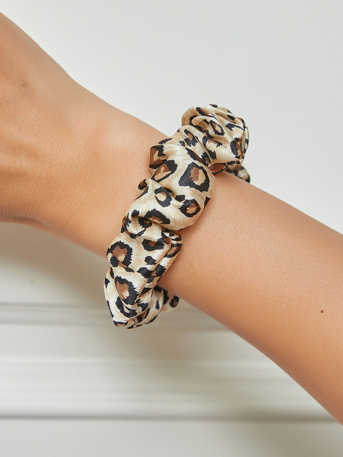[Leopardo] SilkSilky-ES 19Momme Seda Pura Scrunchie 001
