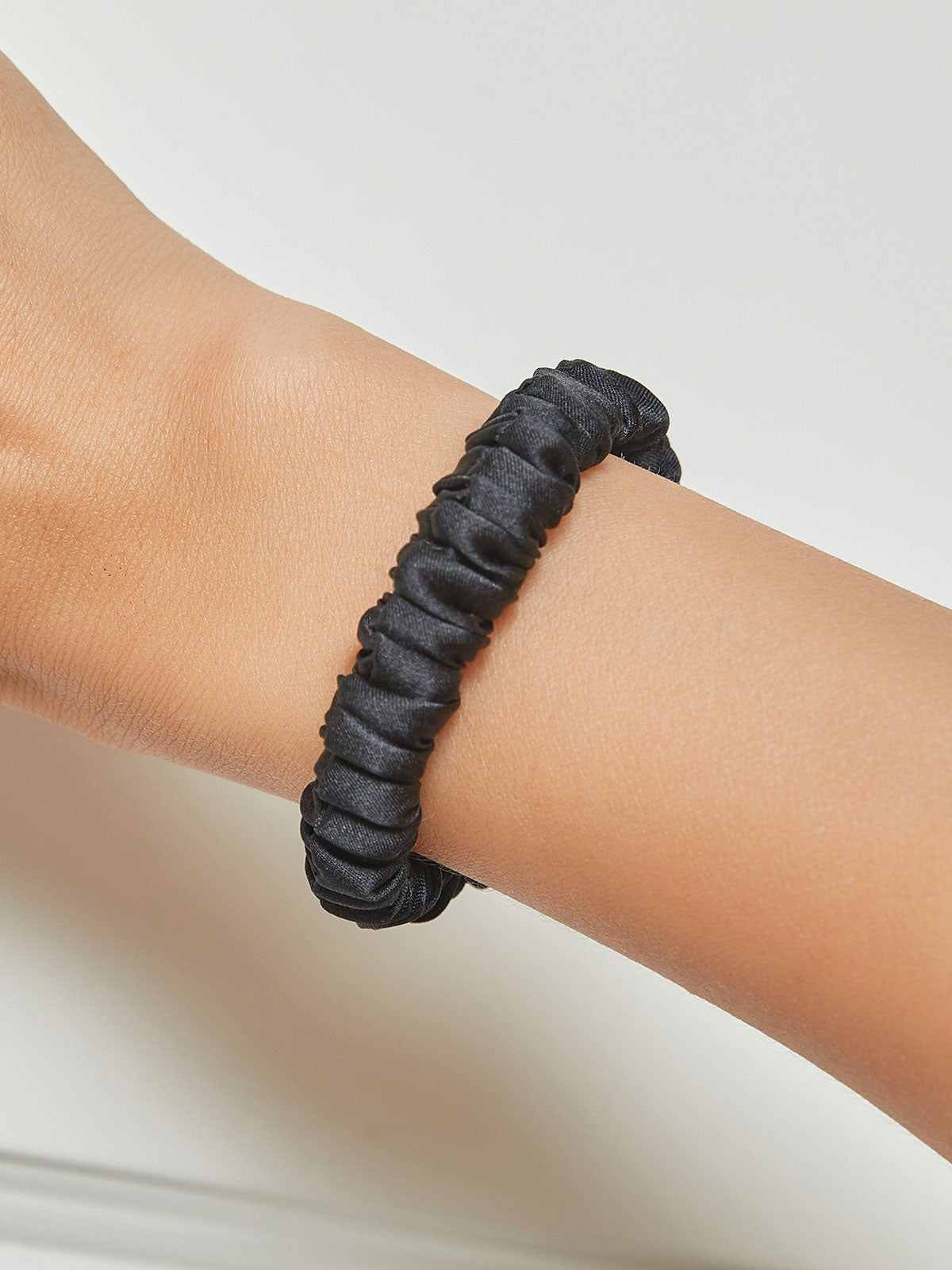 [Negro] SilkSilky-ES 19Momme Scrunchie 001