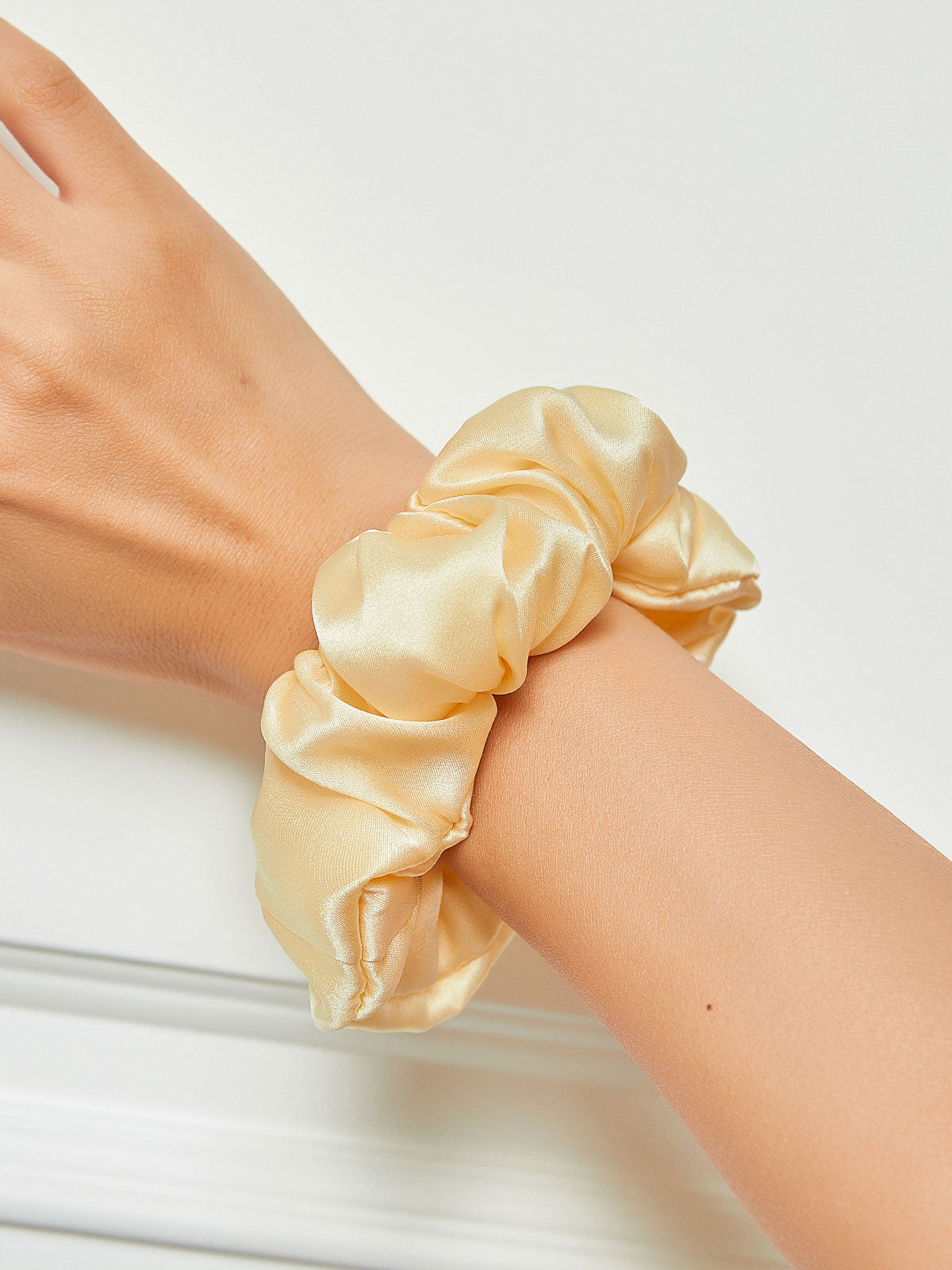 [Amarillo Claro] SilkSilky-ES 19Momme Scrunchie 001
