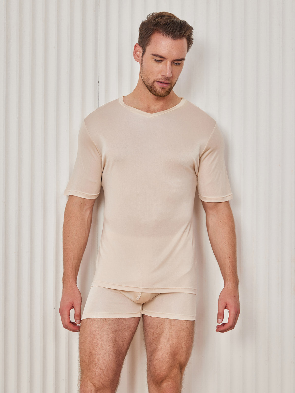 SilkSilky-ES Tejido de seda Manga corta Cuello en V Camiseta de hombre Beige 001