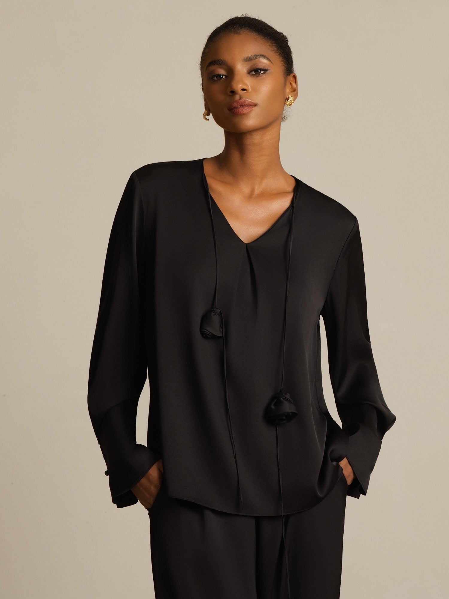 [Negro] SilkSilky-ES 19Momme Seda Manga larga Cuello en V Blusa 001