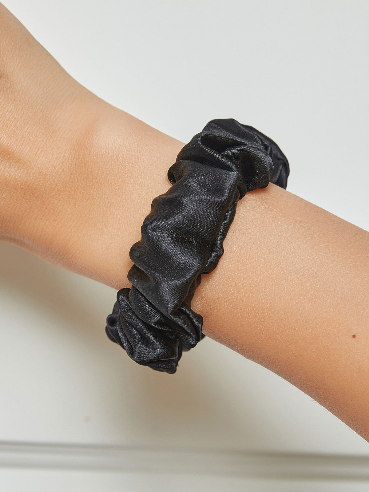 [Negro] SilkSilky-ES 19Momme Seda Pura Scrunchie 001
