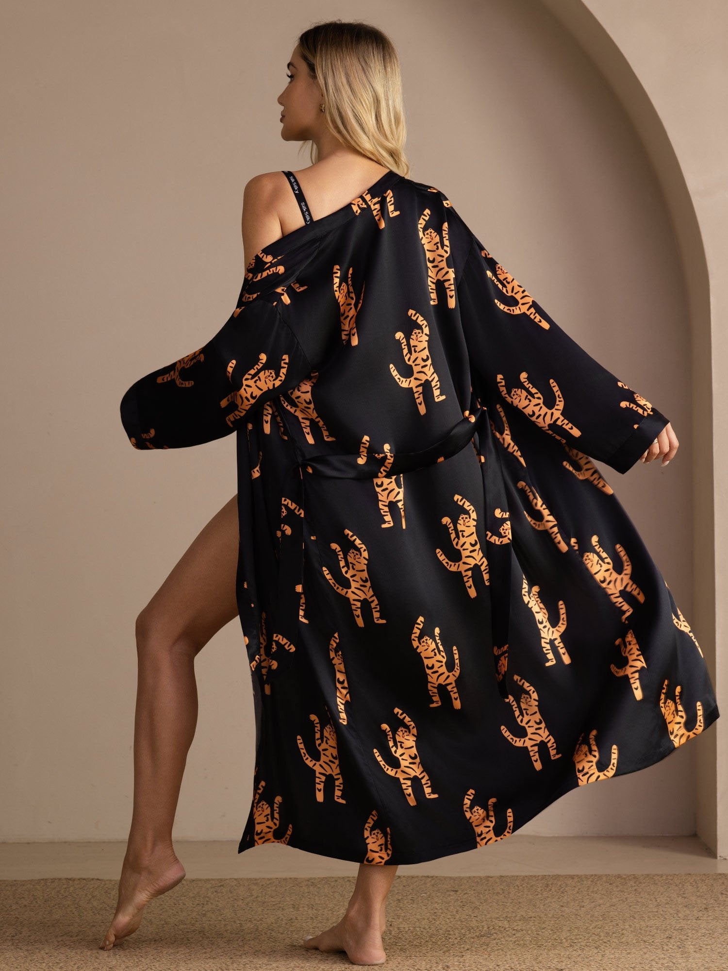 [Tigre Negro] SilkSilky-ES Long Sleeve Womens Robe 002