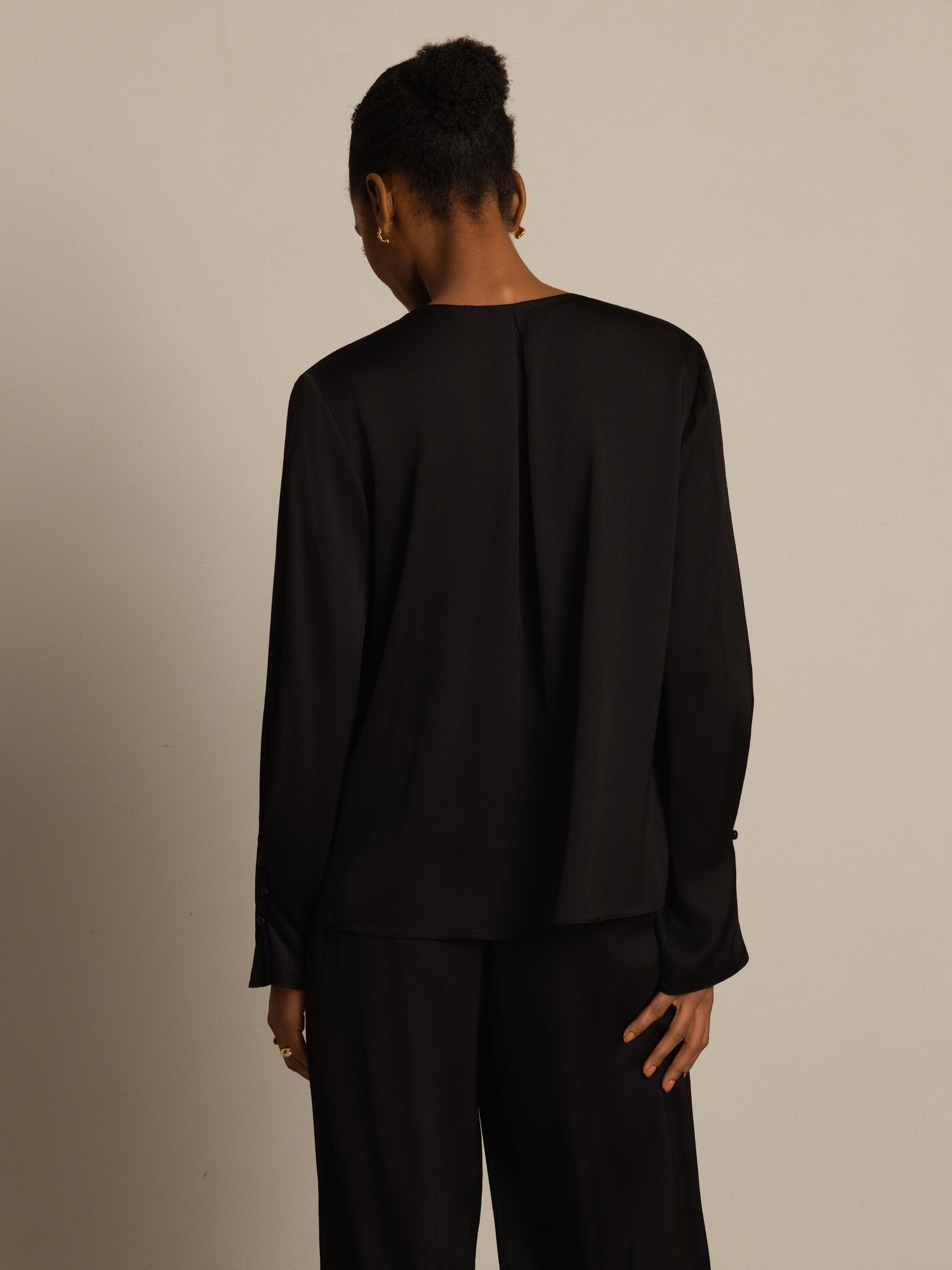 [Negro] SilkSilky-ES 19Momme Seda Manga larga Cuello en V Blusa 002