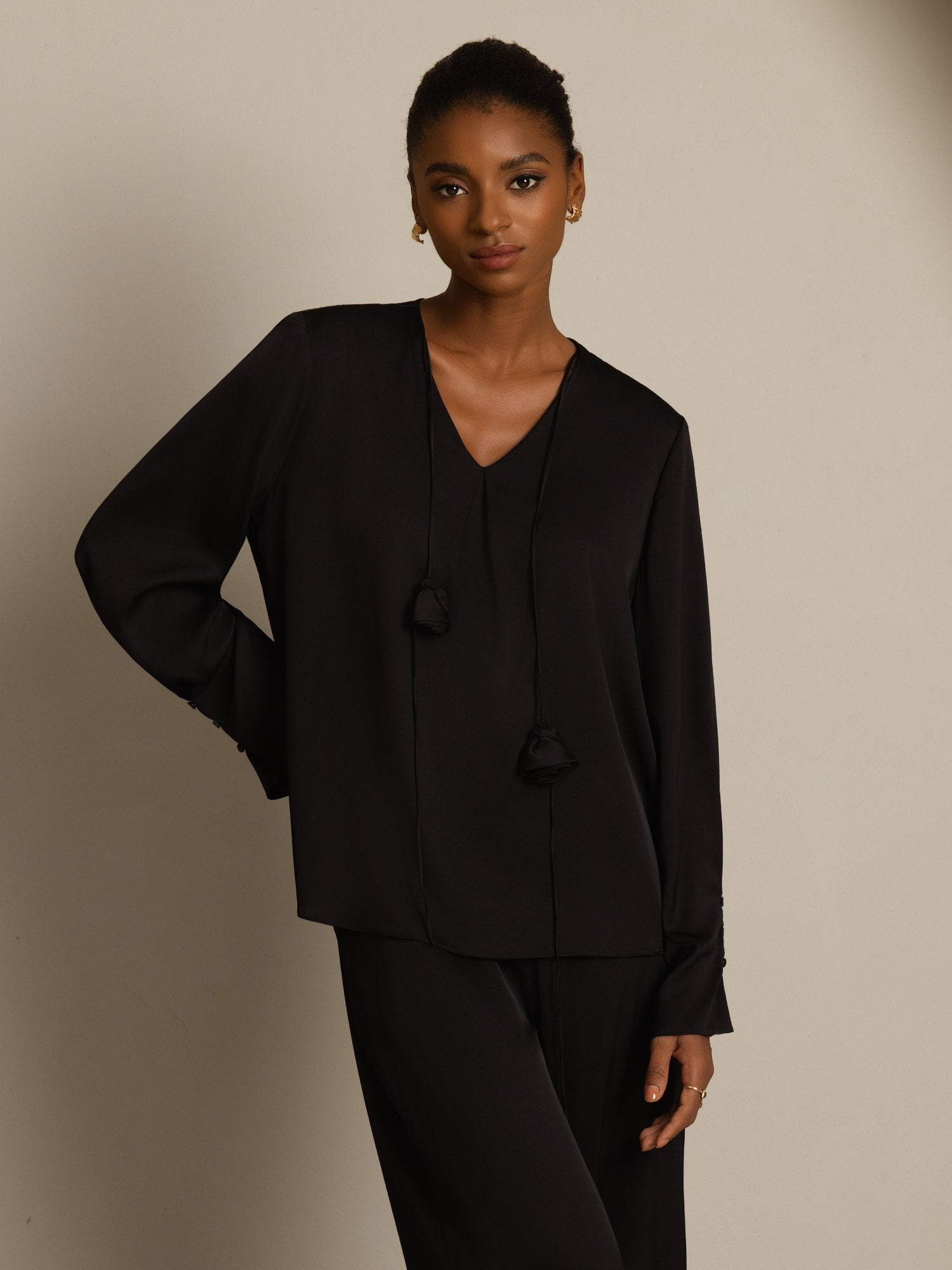 [Negro] SilkSilky-ES 19Momme Seda Manga larga Cuello en V Blusa 003