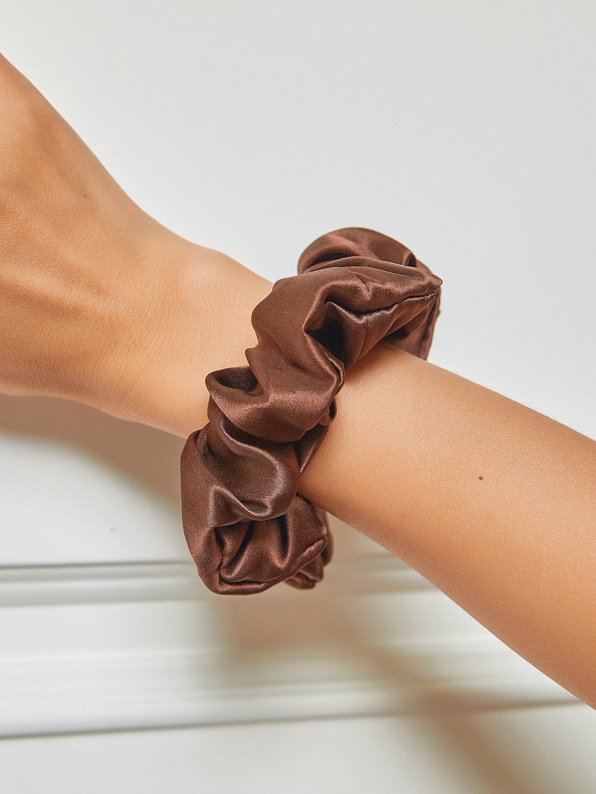 SilkSilky ES 19Momme Seda Pura Scrunchie Café 001