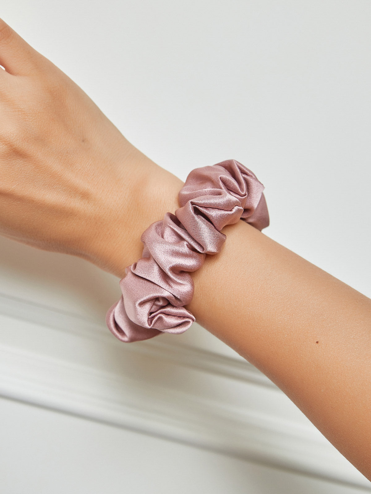 [Malva Pálido] SilkSilky-ES 19Momme Seda Pura Scrunchie 001