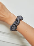 SilkSilky ES 19Momme Seda Pura Scrunchie GrisOscuro 001