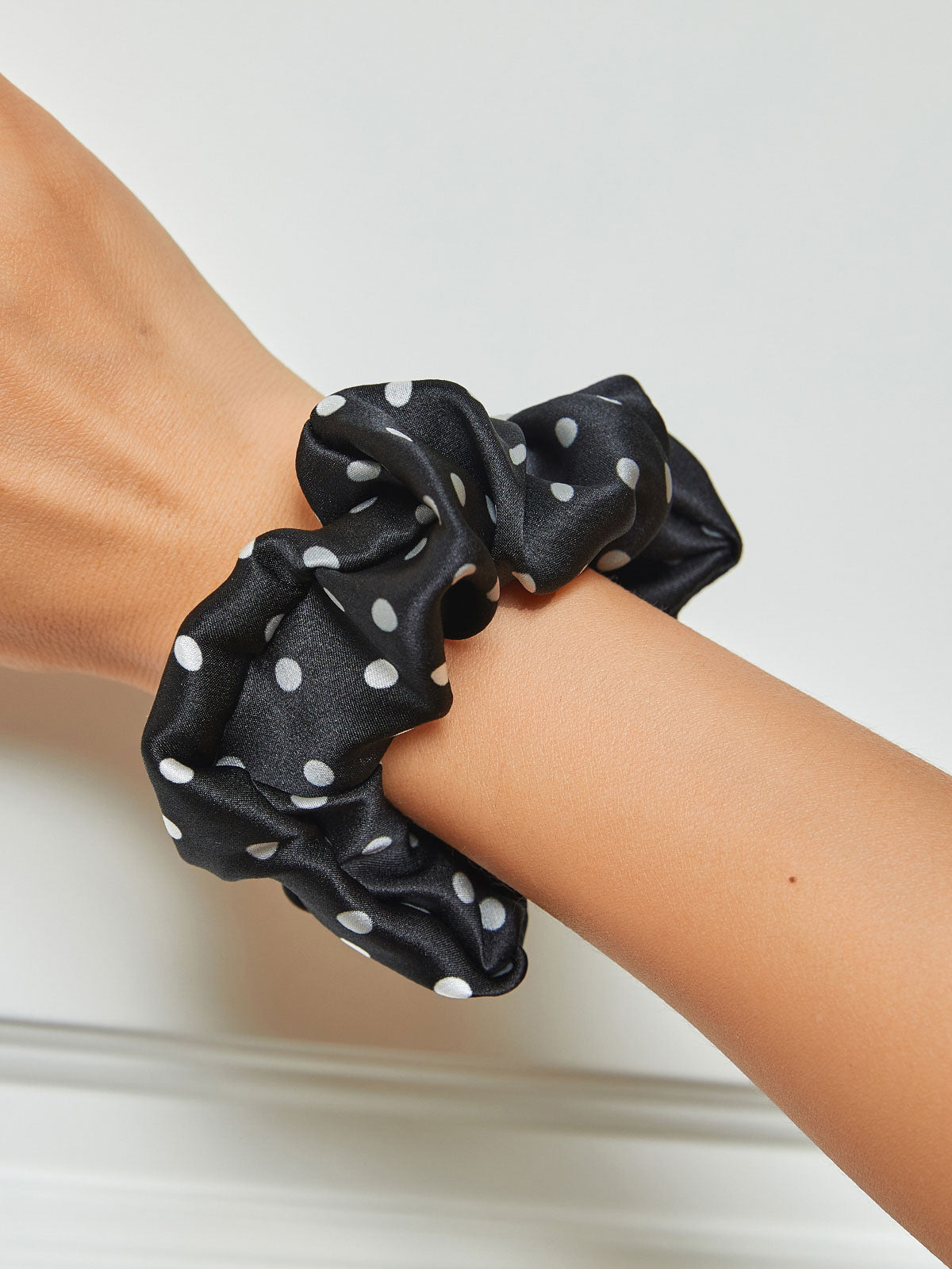 SilkSilky ES 19Momme Seda Pura Scrunchie Negro 001